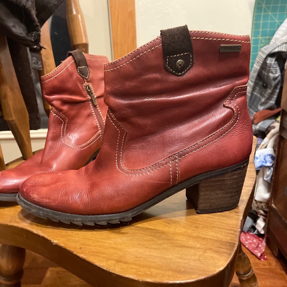 Pikolinos adorable Red Short Cowboy Boots